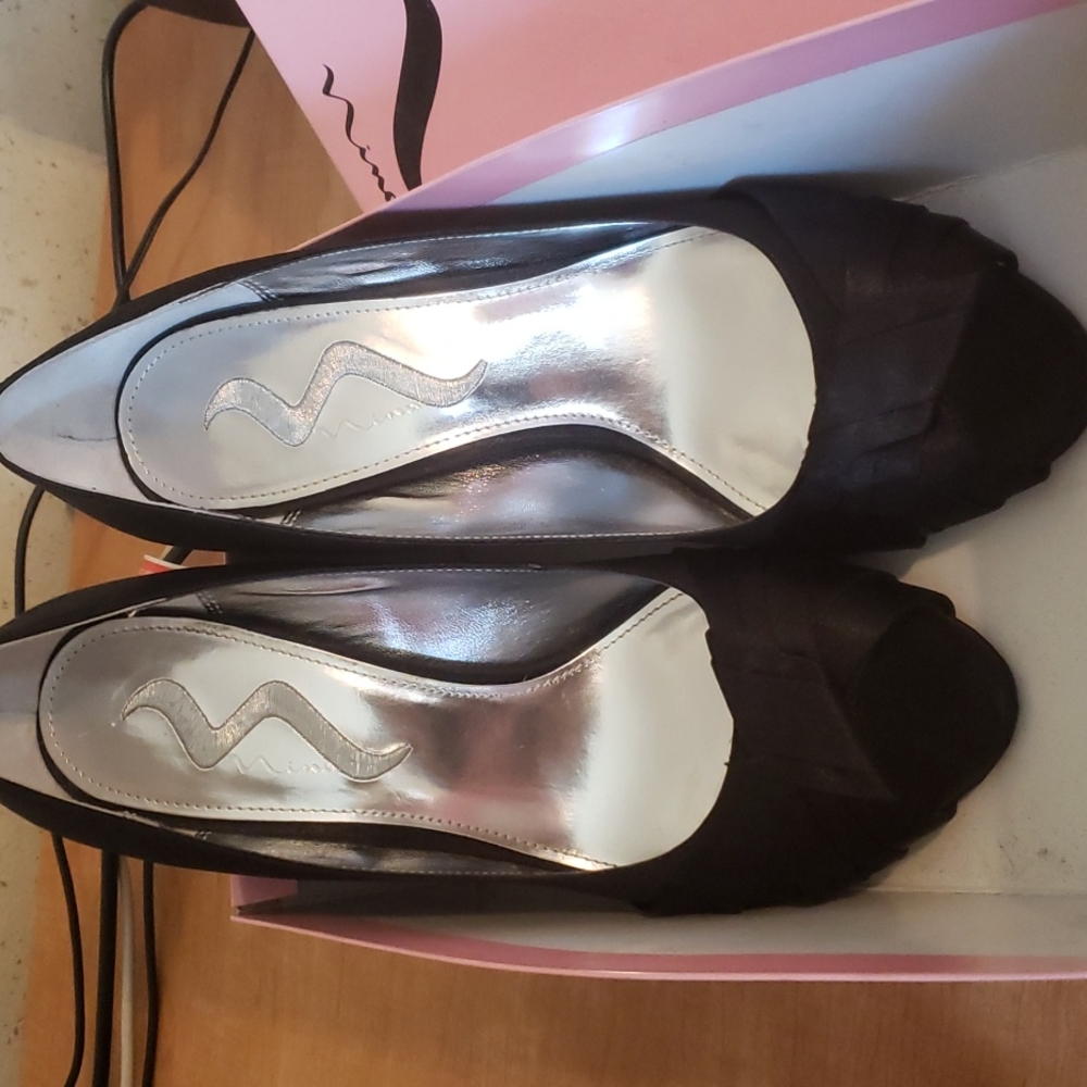 Nina black royal satin pumps size 10